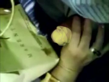 電車 痴女 女性の手元に勃起チンコ近ずけたらどうするか 検証
