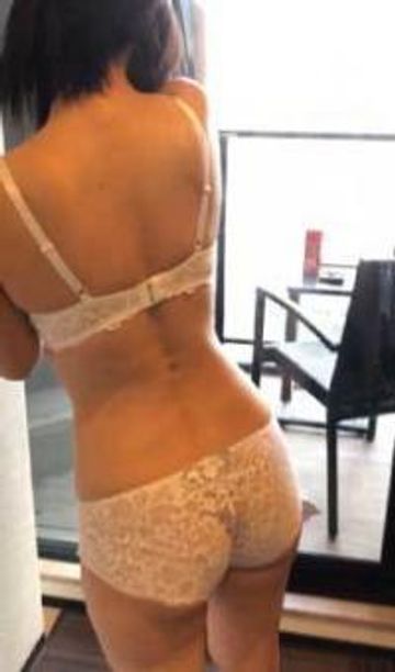 【本妻ハメ撮り】散歩中の方々がいたのでカーテンを開けて見られながらの立ちバック。