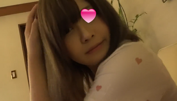 【無修正】金髪系のギャル美少女が慣れない手つきでヤリチン男のチンポをしゃぶる