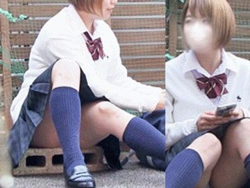 路上でたむろする女子 柄までモロパンチラ