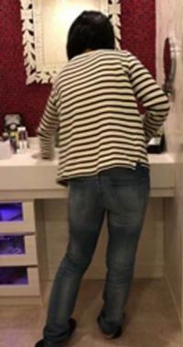 【ハメ撮り・初撮り】訳あり浮気妻の体がいやらしく、待てずに風呂場で肉棒挿入