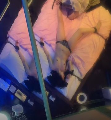 【完全オリジナル素人撮影】マッチングアプリで出会った23歳の耳が敏感すぎる女子大生 出会って2日目の昼間からラブホ?手枷、足枷で悶絶!?【天井ミラー撮影】
