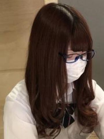 身バレを超気にしながらもお金に困って出演してしまった訳あり少女