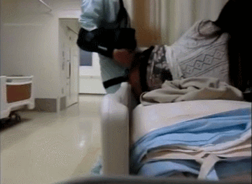 【個人撮影】バレたら即OUTの状況にかえって大興奮！入院施設内でセフレ人妻とヤッったったｗｗｗｗw