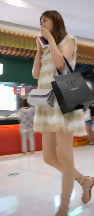 逆さ撮り 中国電話美女のパンチラ