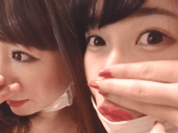 スゴイ量のお漏らしながら配信する美人おねえさん2人