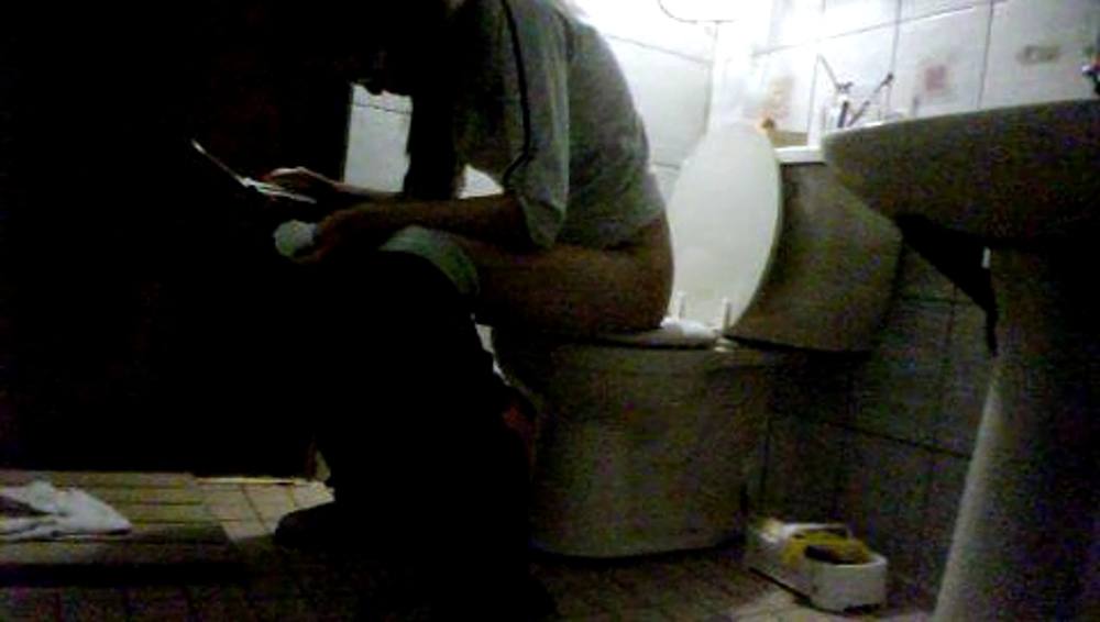 【女子トイレ】妹のおトイレを撮影しました 携帯で電話しながら****なんて器用ですね2