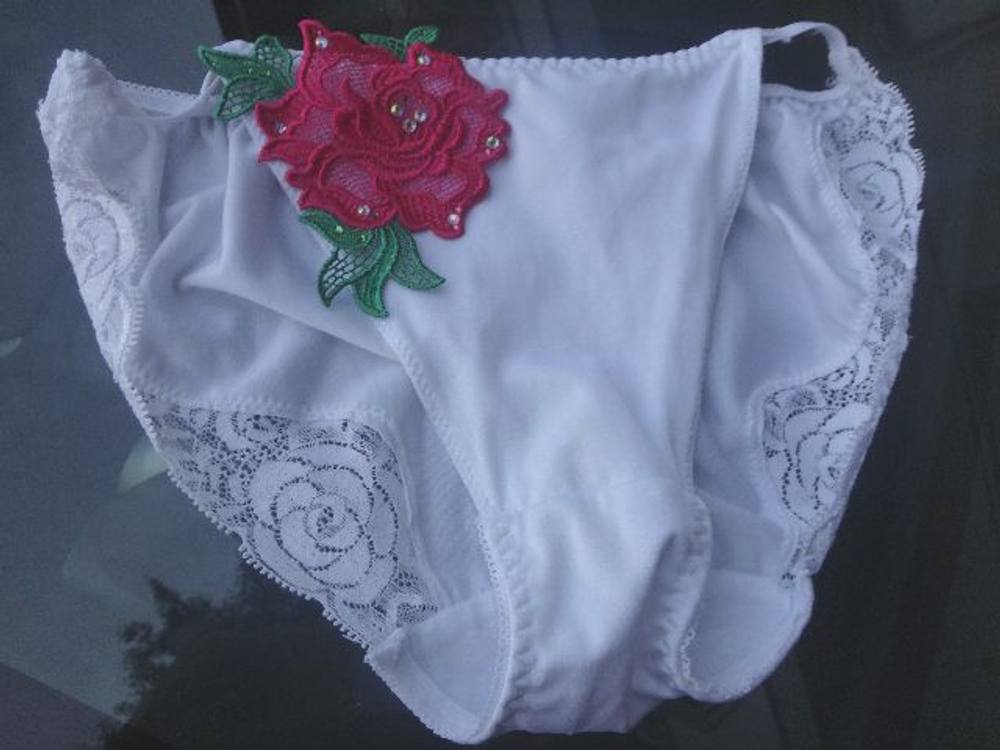 【悪戯】近所の派手なヤンママはバラの刺繍が付いた派手な白いパンティーだった...