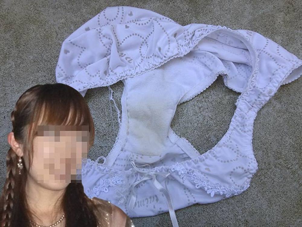 【悪戯】可愛い友達の彼女が旅行先で履いてたパンティーは汚れが染み付いてた...