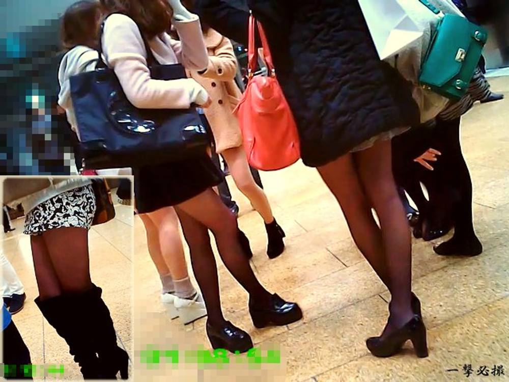駅の待合せ広場に集まっていた美脚女子大生集団を接近観察しました
