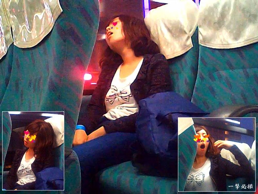 ハイウェイバスで口を開けて大爆睡する女子大生の寝顔がエロかった