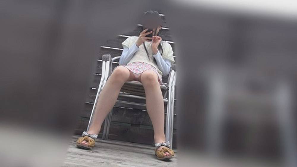 盗-tou-作品⑨女子校生くらい?　スカート　椅子