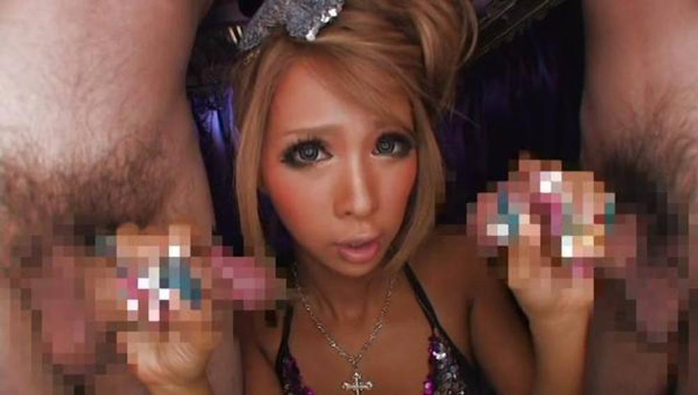 痴女黒ｷﾞｬﾙがドＭのチ○ポに囲まれて大興奮