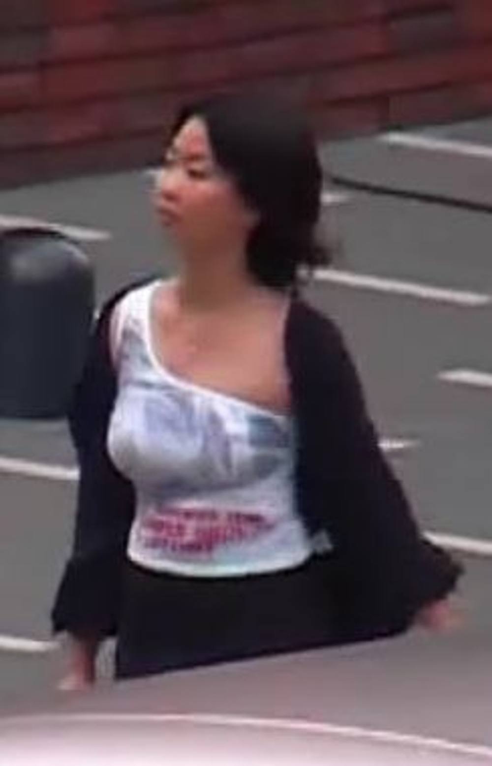 街ゆく女性たちの着衣巨乳 2