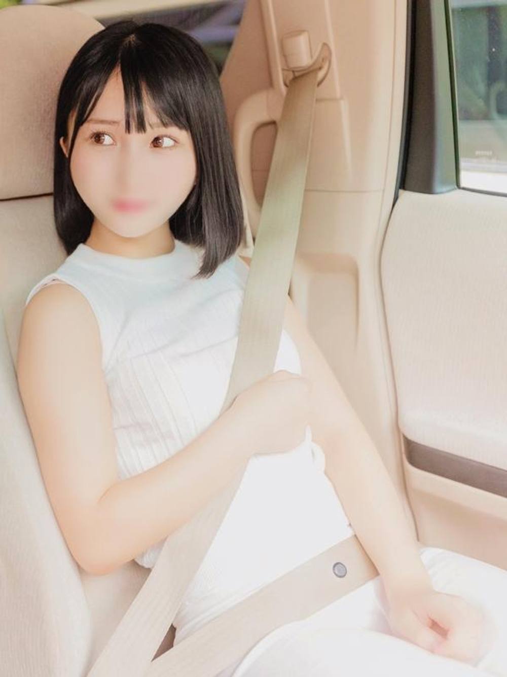 【密会車内ＳＥＸ③】スレンダー童顔の人妻が車内で密会ＳＥＸ…ちっぱい乳首をこねくり小さい口内でチ●ポを咥えられ柔らかく狭いマ●コの締め付けに腰が止まらず中出し【個撮】