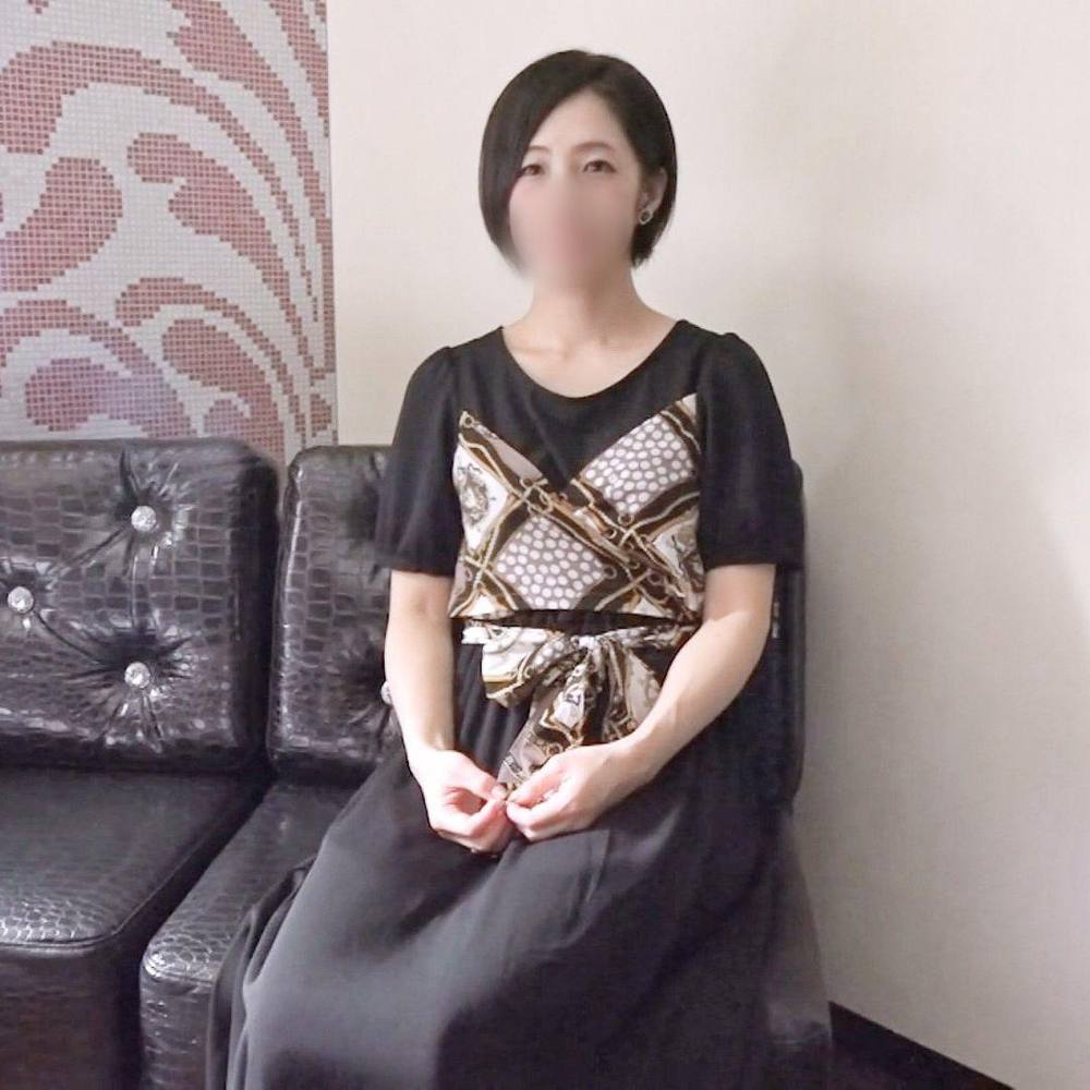 【素人／人妻】42歳黒髪ショートヘアの清楚妻。快感不足のドＭボディを激ピスハメ撮りセックス。