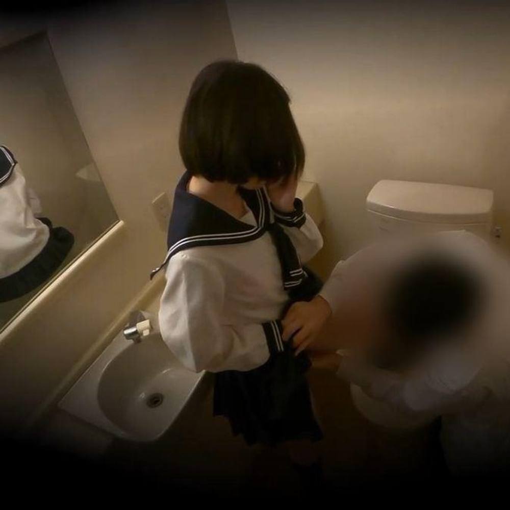 【個撮】清楚で可愛い制服美女。トイレでこっそり淫乱SEXに溺れてイキ乱れちゃってました。