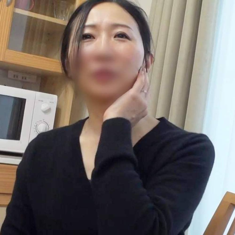 【熟女】旦那が出張中に自宅で浮気セックス！困り顔も笑顔も実に可愛らしい53歳熟女◆勃起したおチ●ポに目を輝かせフェラ抜き⇒生チ○ポで連続ヨガりイキ！