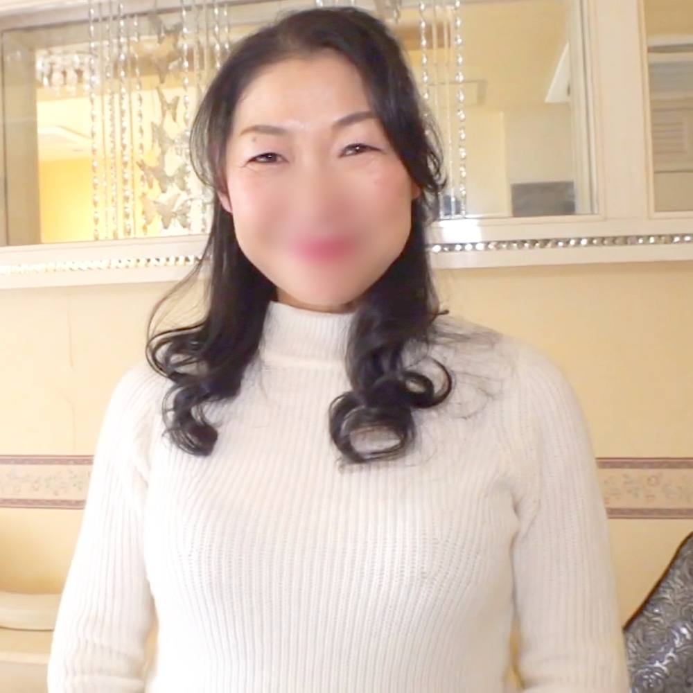 【個撮】色白、ぽっちゃりな愛嬌のあるおばさんと不倫。 クンニでだらしなく開脚しながら大興奮！ 生ハメを求めて他人棒もお構いなくフェラチオ。