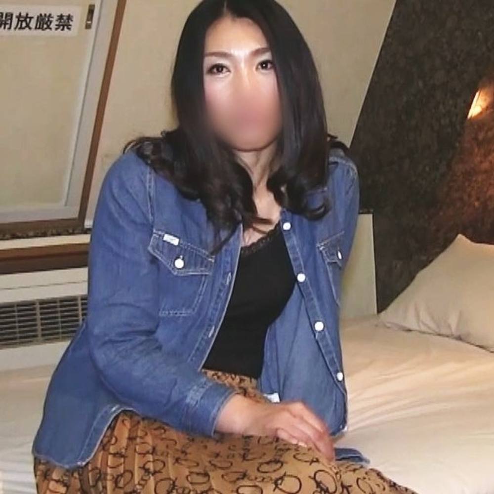 【主婦不倫】セクシーな美人妻がおじさんチンポで激イキ。突き上げピストンで乱れ狂う。