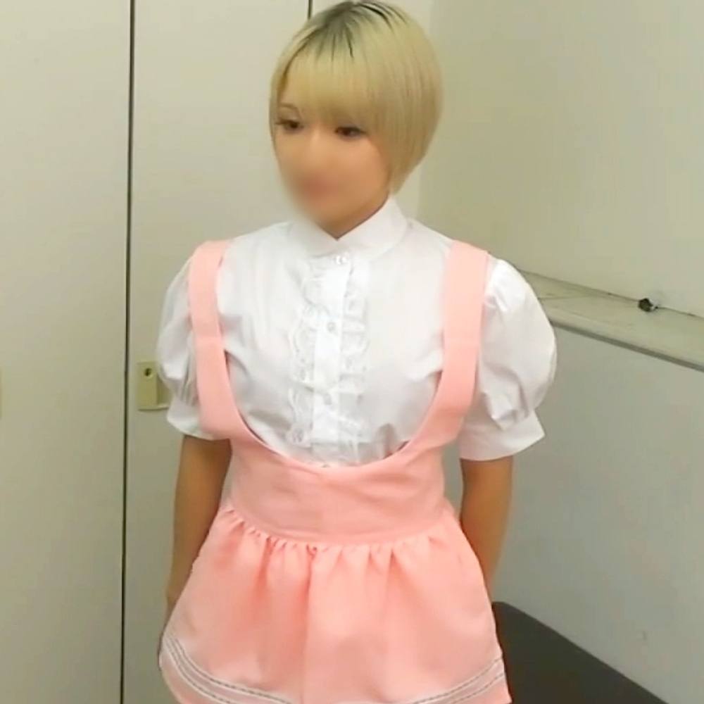 【個撮】金髪メイド服の新人コンカフェちゃん！ 指名料UPを約束して閉店後の店内で中出しセックスしました。