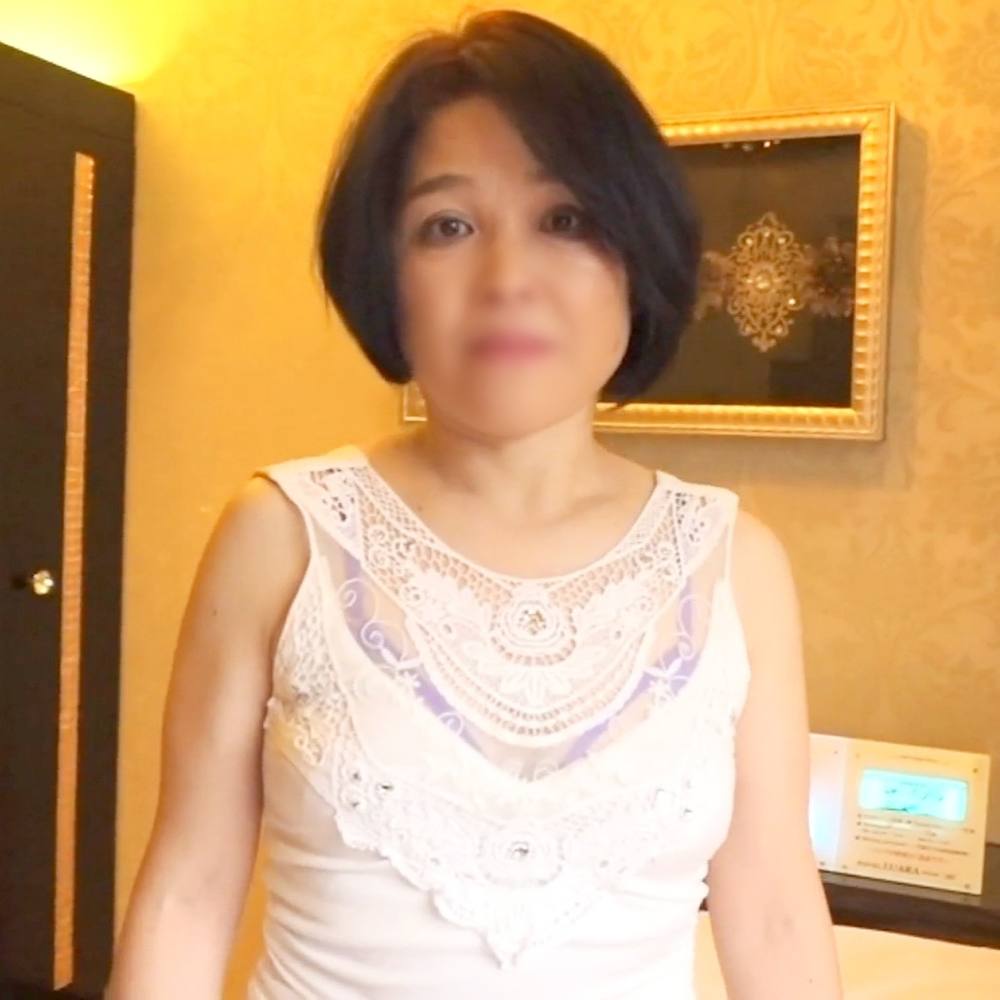 【熟女】ほうれい線が深くなってる専業主婦(51歳) 無愛想に見えすが、フェザータッチ → マン筋なぞりでしっかりパンツを湿らせて興奮していました。