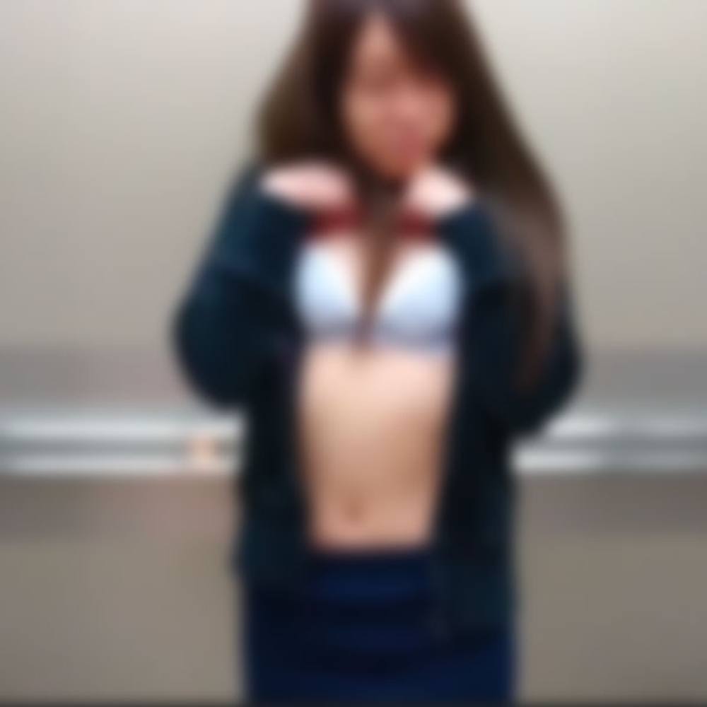 ※5/3まで初回80%OFF※【無修正】【野外露出】【素人個撮】ヤバすぎ圧倒的透明感の31歳、細身美脚の人妻と超危険な街中デート