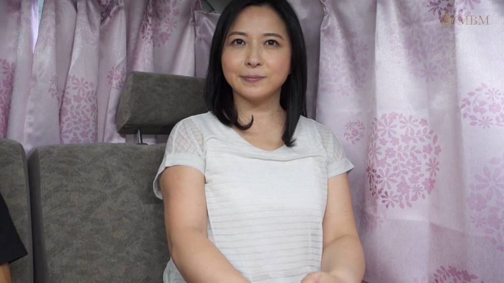 M914G06 結婚22年46歳セレブ系大人しい雰囲気の美魔女奥様に下着チェックでまさかのTバック!