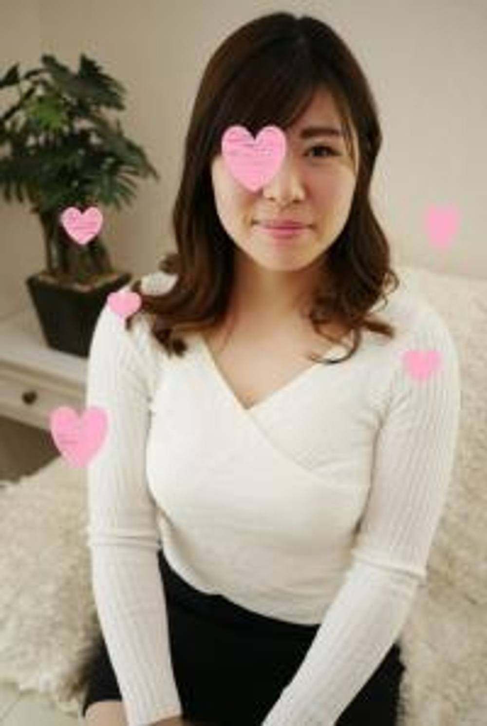 31歳の清楚で美乳で美白奥様とハメ撮り！クリ触ってるとクリがデカくなります！【高画質あり】