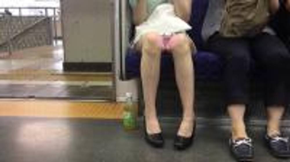 【対面パンチラ】舐めたくなる超美脚、色白お姉さんの電車内ピンクパンチラ！デルタ地帯ハッキリ！