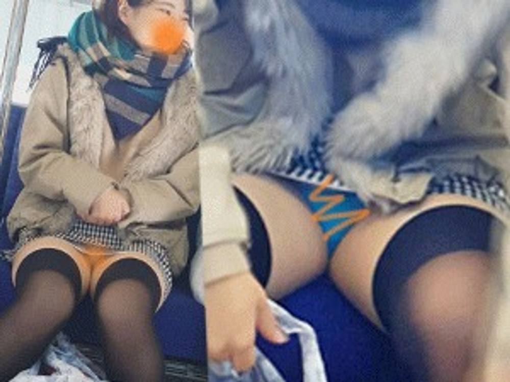 陽に照らされ青パンティのデルタくっきり　電車対面パンチラ