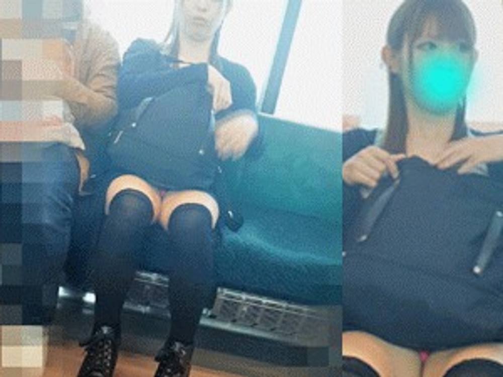 超カワイイデニム娘さんのパンチラ　電車対面