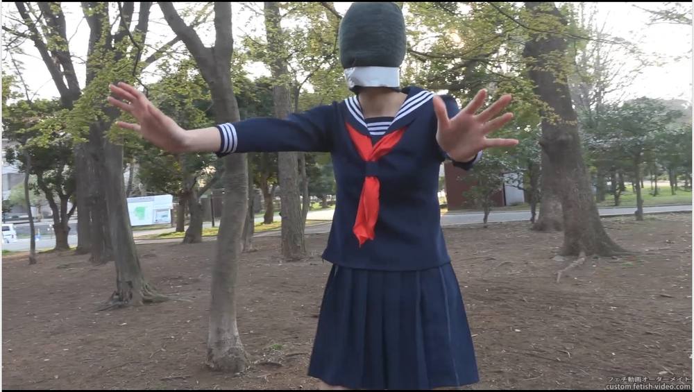 目隠しフェチ　手探りで公園を歩くセーラー服の女の子