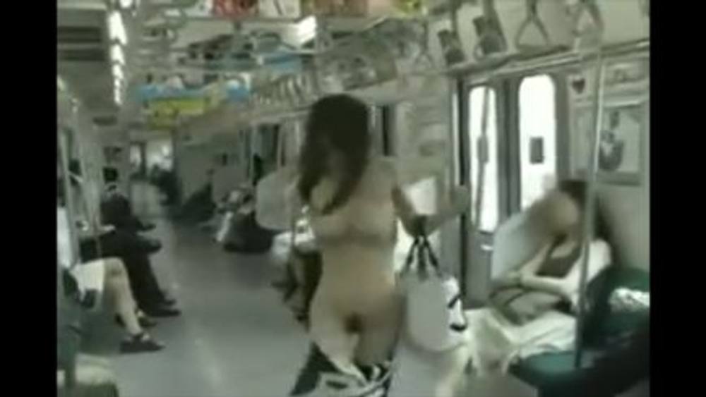 【露出】電車でワンピースがはだけて全裸を晒してしまうお姉さん
