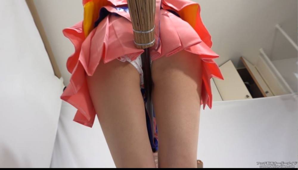 棒にまたがってオナニー仕草　コスプレしてパンティーに棒を擦りつける