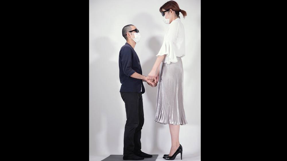 高身長の女性と男性二人によるヌード撮影会の様子
