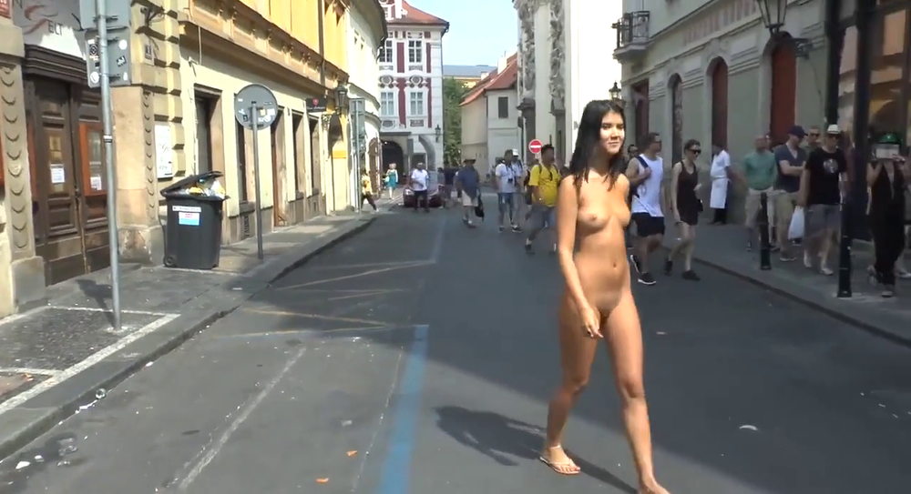 美女が全裸で街を散歩する！2
