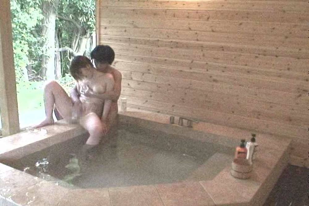 【個人撮影・隠し撮り】温泉でやり始めちゃうカップル！
