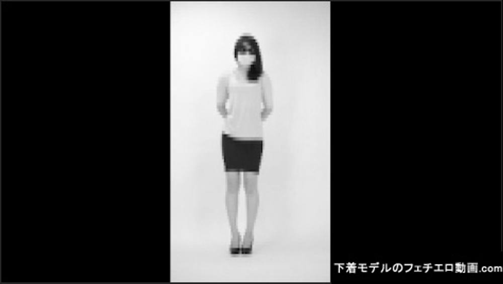 30代の主婦が大人のエロい下着を履いて写真撮影される映像