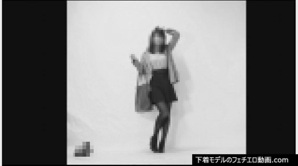 女の子の履き古した下着フェチ向けビデオ　水玉模様のパンティーを撮影される女性