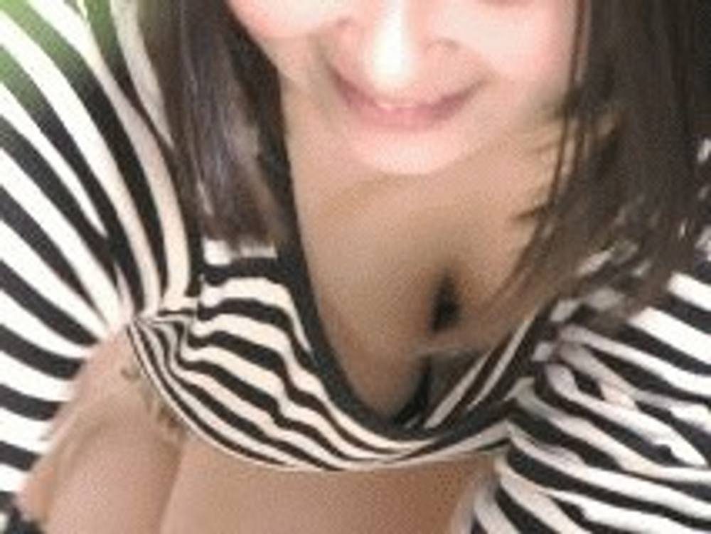 これはエッチｗｗ Mちゃんうっかりおっぱいを強調してしまうｗｗEカップポロリ