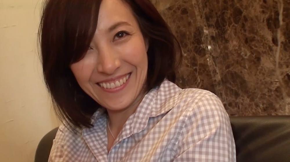 旦那が仕事中の真昼間にラブホテル不倫！笑顔が素敵な巨乳人妻のぞみさん38歳！