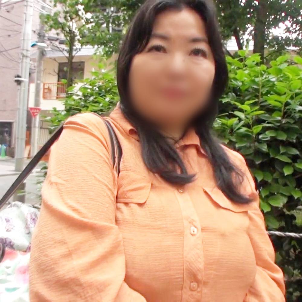 【熟女・素人】55歳、色白ぽっちゃり熟女！重量感たっぷりの白い乳房を揉みしだかれると理性は崩壊！