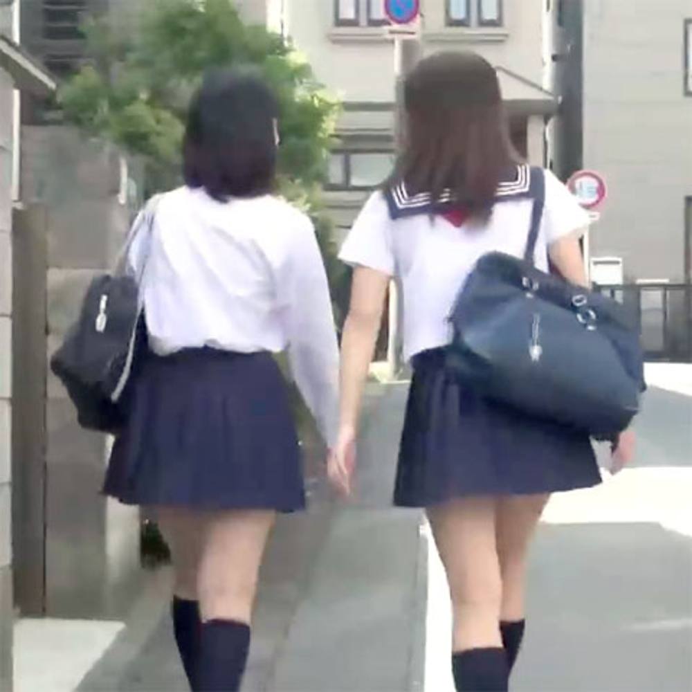 通勤途中に見かける制服少女のパンチラ