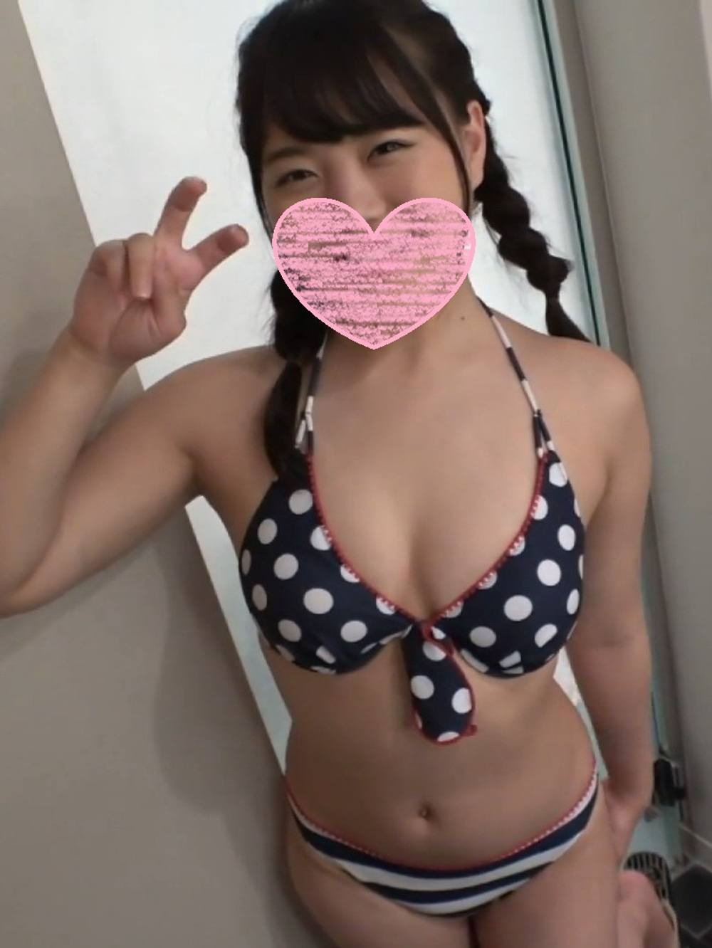 【個人撮影】プールサイドで見かけたロリ巨乳のまんこをぐちゅぐちゅかき回して、小さなお口にむりりちんぽをねじ込んでフェラして貰った