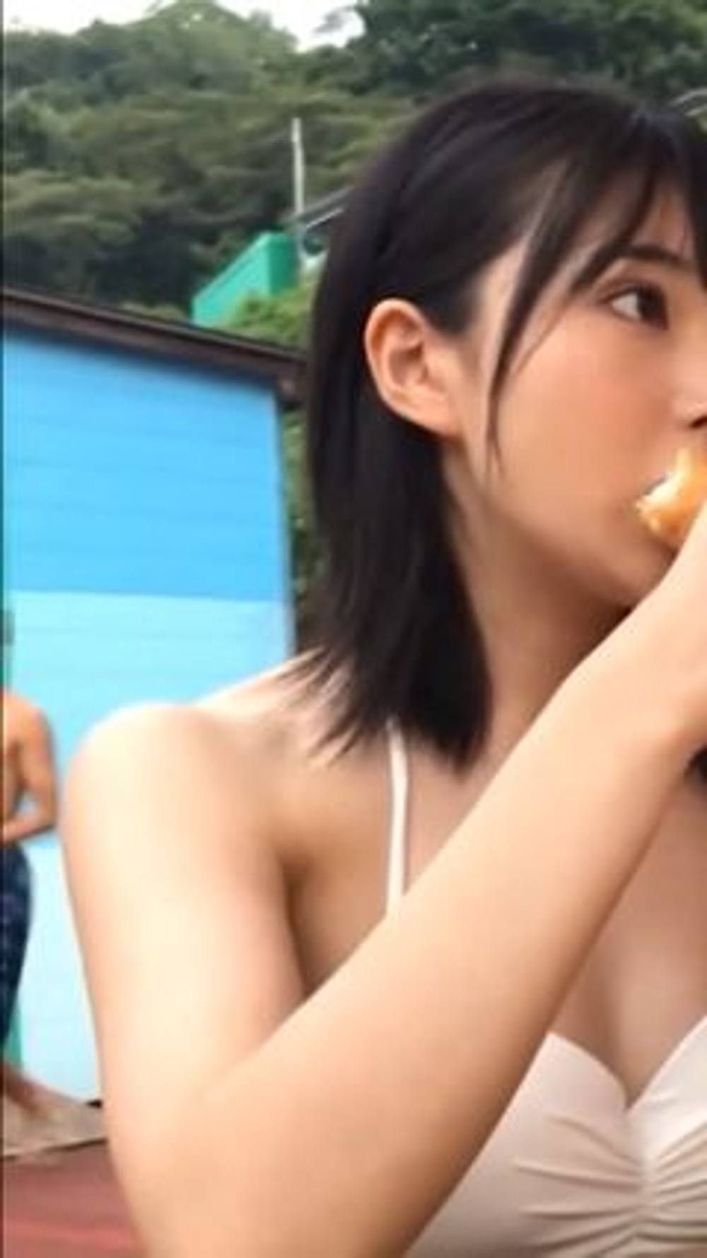 【凍結のため再掲載】 アイドル並みに可愛い美女 まさかの、男性経験ゼロの10代現役女子○生だった。 ハメ撮りされながら処女喪失 ＊身バレ即削除