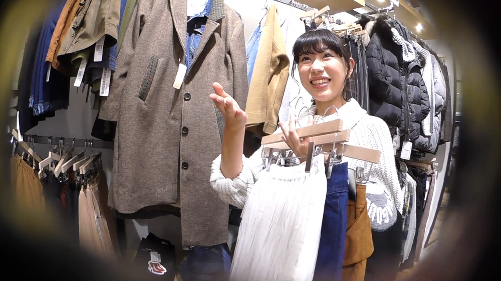 ショッピングモール版のスカート美女の下で
