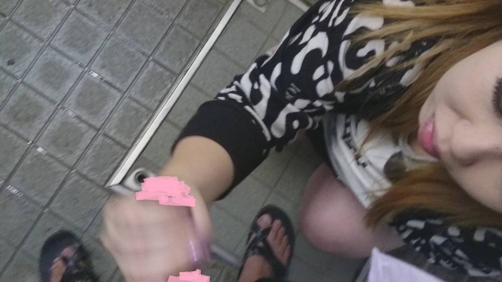 【個撮】友達の嫁(22)に公園トイレで手コキしてもらった