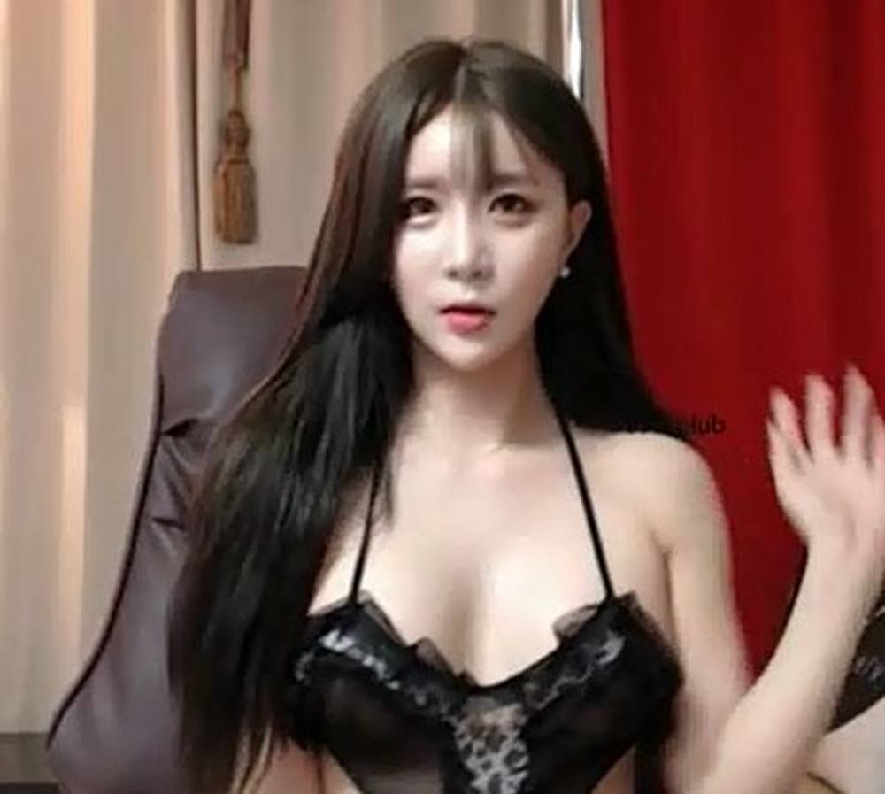爆乳韓国美女がセクシーボインライブ