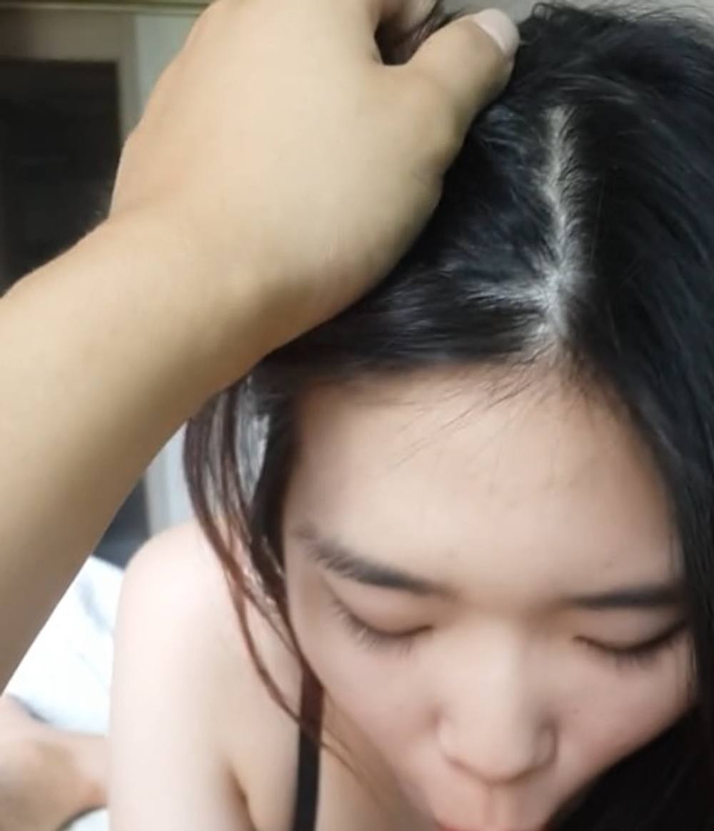 可愛彼女のフェラをスマホ撮影